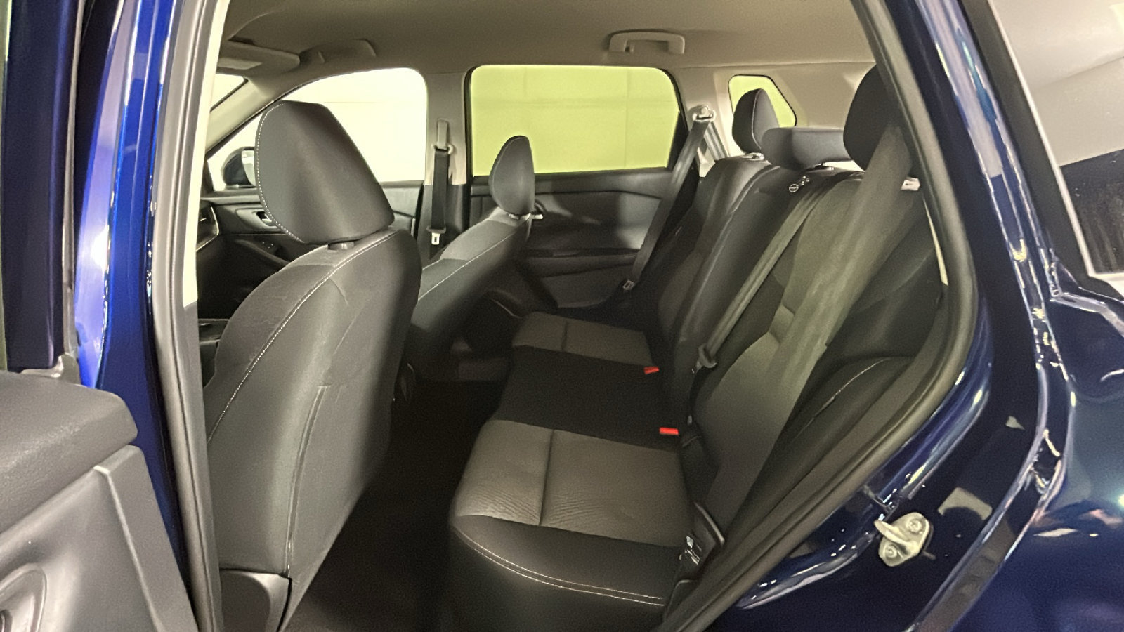 Used 2025 Nissan Rogue SV FWD image 33