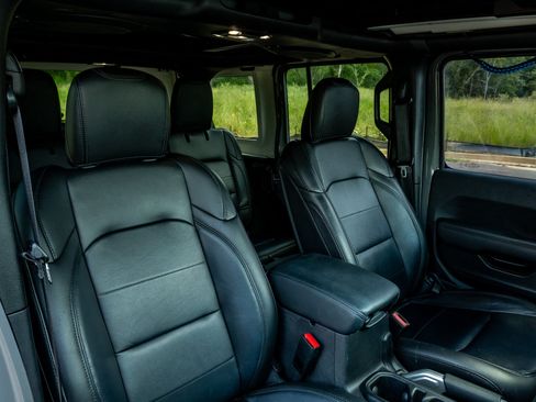 Used 2022 Jeep Wrangler Unlimited Sahara AWD/4WD image 20