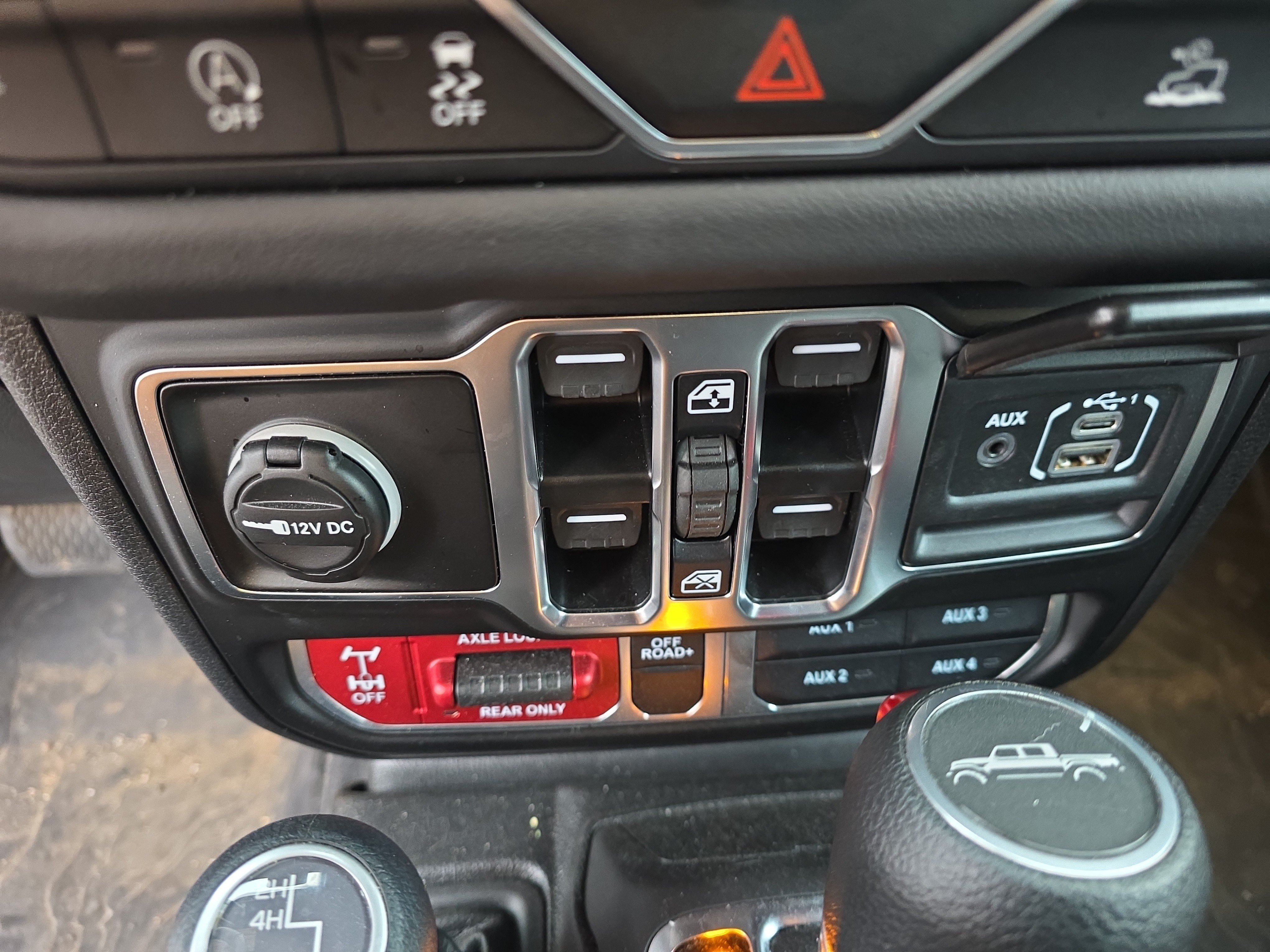 Used 2025 Jeep Gladiator Mojave w/ Convenience Group AWD/4WD image 24