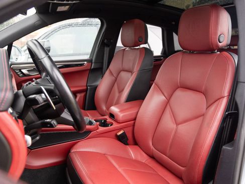 Certified 2023 Porsche Macan S AWD/4WD image 4