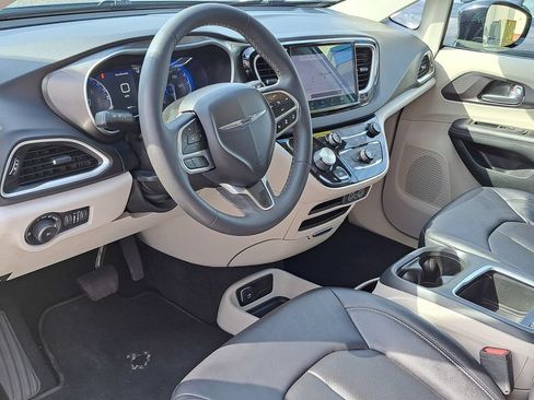 Used 2024 Chrysler Pacifica Touring-L FWD image 8