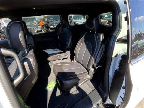 New 2026 Chrysler Pacifica Select image 11