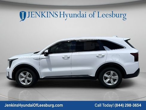 Used 2024 Kia Sorento LX FWD image 9