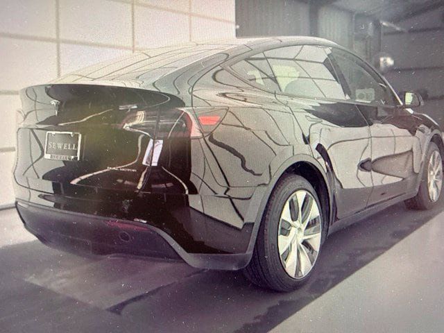 Used 2023 Tesla Model Y Long Range AWD/4WD image 3