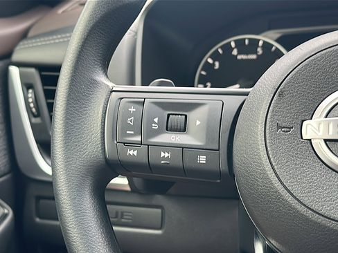 Used 2023 Nissan Rogue S image 29