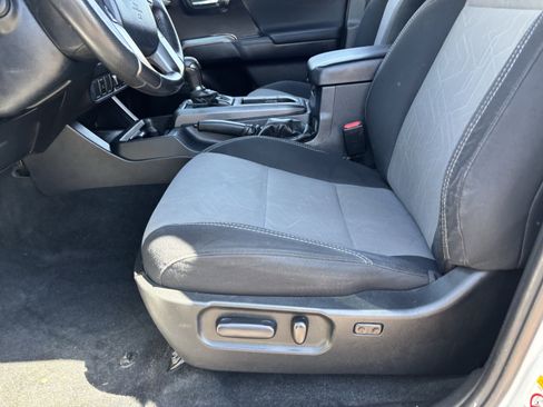 Used 2020 Toyota Tacoma TRD Off-Road AWD/4WD image 18