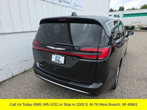 Used 2023 Chrysler Pacifica Touring-L FWD image 13