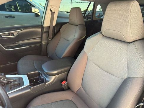 Used 2025 Toyota RAV4 XLE FWD image 5