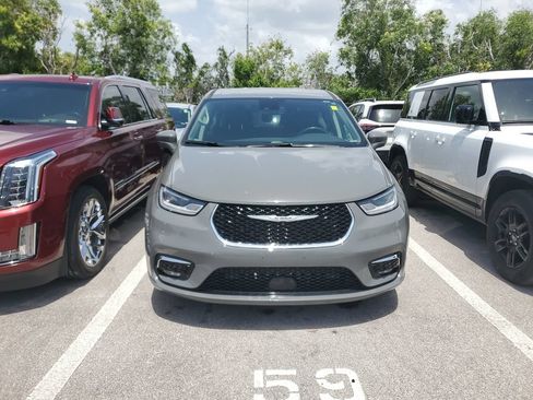 Used 2022 Chrysler Pacifica Touring-L w/ Uconnect Theater Family Group FWD image 2