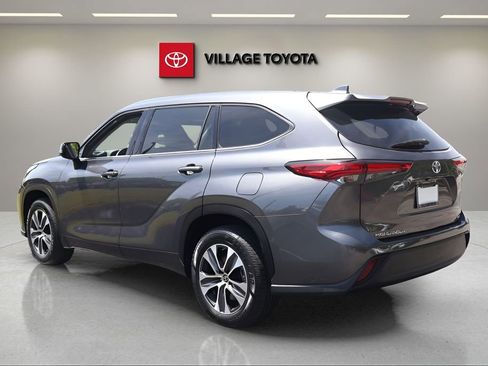 Used 2021 Toyota Highlander XLE FWD image 3
