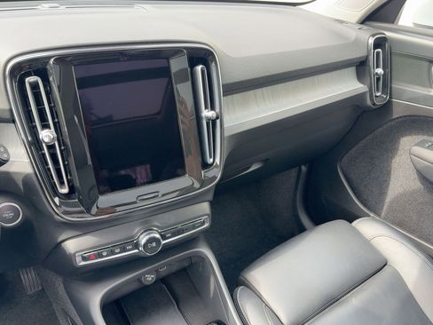 Certified 2025 Volvo XC40 B5 Plus image 26