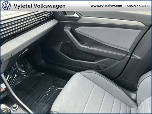 Certified 2025 Volkswagen Jetta SE w/ Sunroof Package image 32