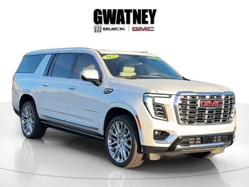Used 2025 GMC Yukon XL Denali w/ Denali Reserve Package image 8