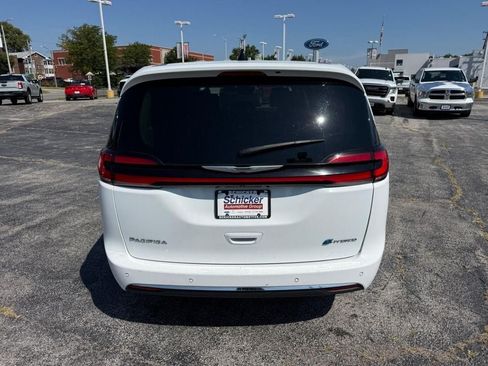 Used 2023 Chrysler Pacifica Touring-L FWD image 9
