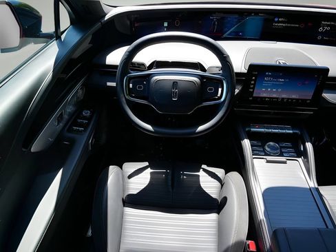 Used 2025 Lincoln Nautilus Reserve AWD/4WD image 12