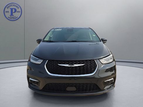Used 2023 Chrysler Pacifica Touring-L FWD image 2
