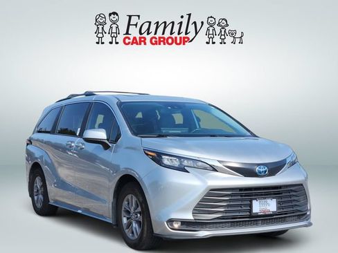 Used 2025 Toyota Sienna XLE FWD image 2