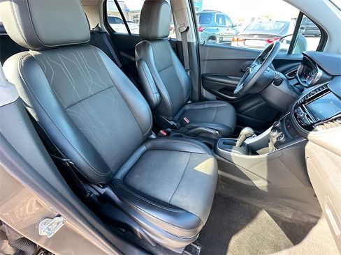 Certified 2022 Chevrolet Trax LT w/ LT Convenience Package image 25