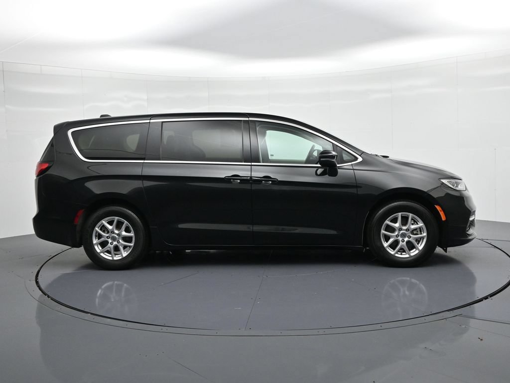 Used 2023 Chrysler Pacifica Touring-L FWD image 5