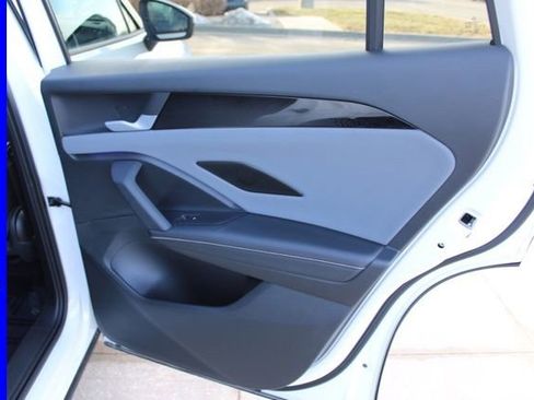 Used 2025 Volkswagen Tiguan SE w/ Panoramic Sunroof Package image 24