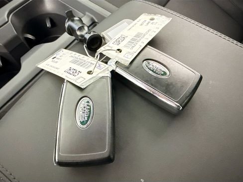 Used 2025 Land Rover Defender 110 X-Dynamic SE image 17