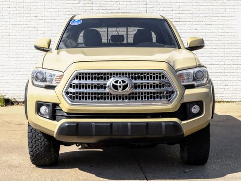 Used 2017 Toyota Tacoma TRD Off-Road AWD/4WD image 5