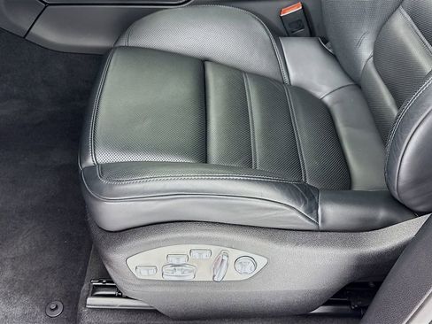 Certified 2025 Porsche Macan image 13