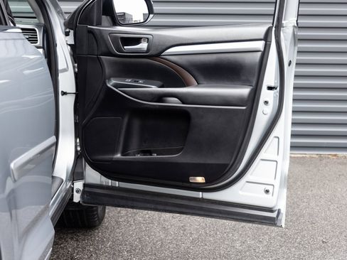 Used 2017 Toyota Highlander XLE image 30