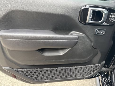 Used 2024 Jeep Wrangler Unlimited Rubicon image 10