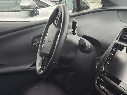 Certified 2021 Toyota Prius FWD image 15