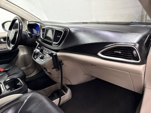 Used 2020 Chrysler Pacifica Touring-L FWD image 27