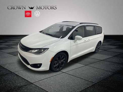 Used 2019 Chrysler Pacifica Touring-L Plus w/ S Appearance Package image 3