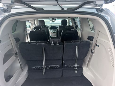 Used 2023 Chrysler Pacifica Touring-L FWD image 12