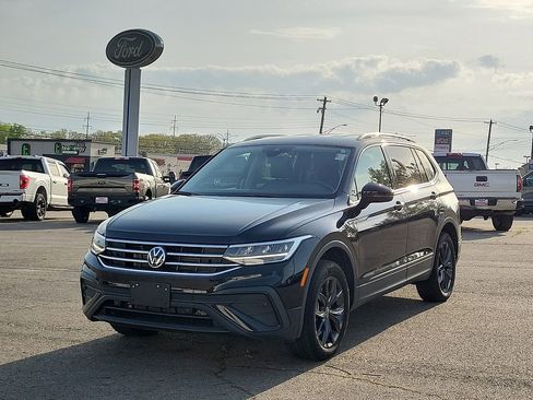 Used 2024 Volkswagen Tiguan SE AWD/4WD image 2