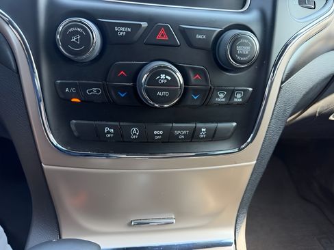 Used 2017 Jeep Grand Cherokee Laredo w/ Quick Order Package 23E AWD/4WD image 18