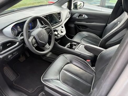 Used 2025 Chrysler Pacifica Limited FWD image 18