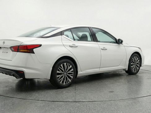 Used 2025 Nissan Altima 2.5 SV FWD image 9