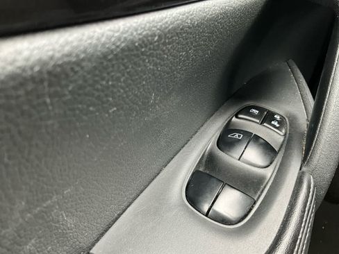 Used 2019 Nissan Rogue SV AWD/4WD image 17