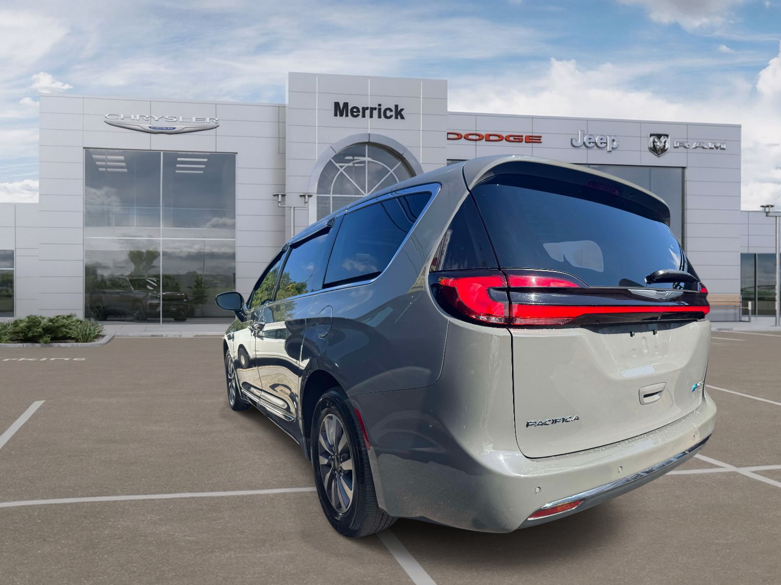 Used 2023 Chrysler Pacifica Limited FWD image 8
