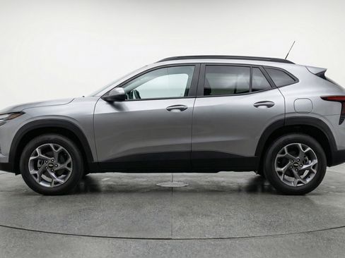 Used 2025 Chevrolet Trax LT w/ LT Convenience Package image 5