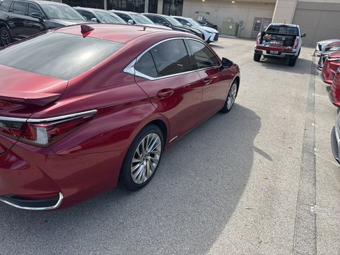 Used 2019 Lexus ES 300h Ultra Luxury w/ Accessory Package 2 image 6