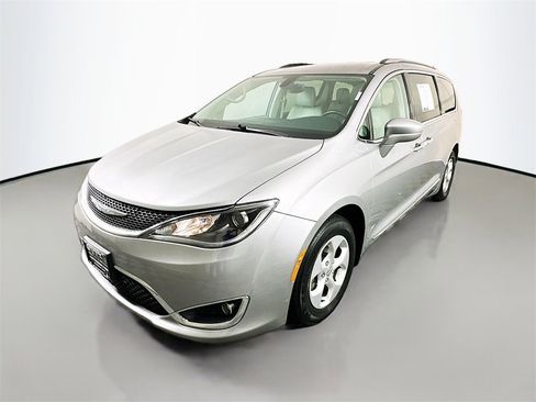 Used 2017 Chrysler Pacifica Touring-L Plus image 3