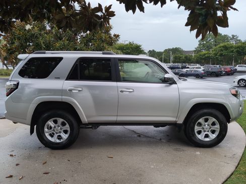 Certified 2024 Toyota 4Runner SR5 AWD/4WD image 11