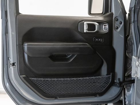 Used 2019 Jeep Wrangler Unlimited Sahara AWD/4WD image 8