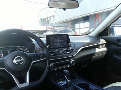 Used 2025 Nissan Altima 2.5 SV FWD image 22