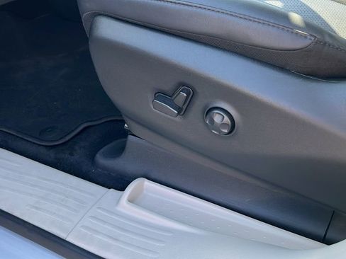 Used 2024 Chrysler Pacifica Touring-L image 31