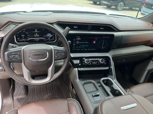Used 2024 GMC Sierra 2500 Denali w/ Denali Reserve Package AWD/4WD image 8