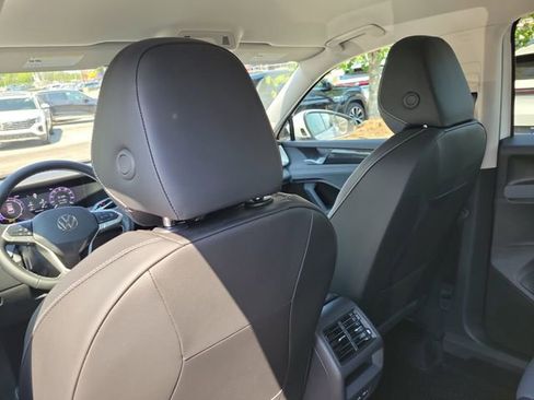 Used 2025 Volkswagen Tiguan SE FWD image 13