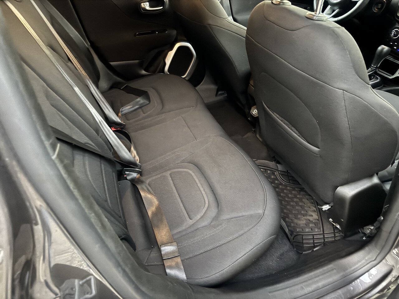Used 2018 Jeep Renegade Latitude FWD image 30