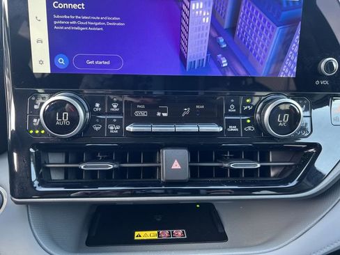 Used 2025 Toyota Highlander Limited image 17